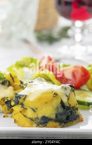 Primo piano di un gratin di spinaci e patate Foto Stock