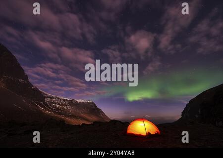 Aurora boreale (Auroa borealis) sopra tenda illuminata, Norrbotten, Lapponia, Svezia, ottobre 2014, Europa Foto Stock