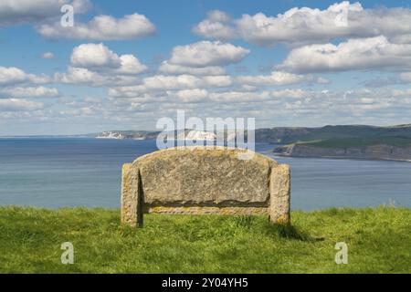 Banco di pietra a lungo la costa sud occidentale percorso con una veduta della Jurassic Coast, vicino Worth Matravers, Jurassic Coast, Dorset, Regno Unito Foto Stock