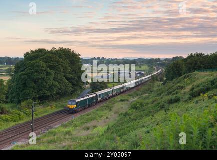 Il vagone letto Caledonian diretto a sud sulla costa occidentale del Lancashire trainato da una locomotiva elettrica di classe 92, 92038 Foto Stock