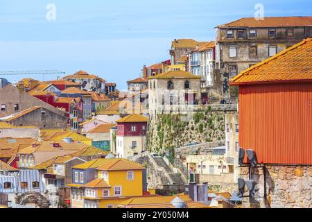 Porto, Portogallo - 1 aprile 2018: Vista sulla città vecchia con colorate case tradizionali Foto Stock