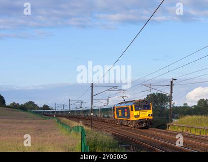 12/06/2024 Forton ( a sud di Lancaster) 92043 Andy Withers 50 anni di servizio 1S26 2350 Londra Euston per Glasgow Central ed Edimburgo. A 127 km circa Foto Stock