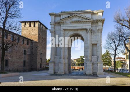 Antica porta romana chiamata Arco dei Gavi situata a Verona Foto Stock