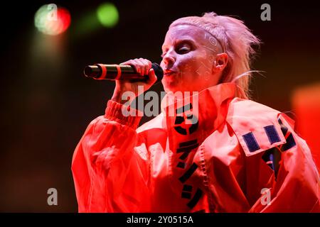 Il cantante Die Antwoord, Yolandi Visser, si esibisce sul palco del festival musicale Vilar de Mouros il 23 agosto 2024 in Portogallo. Foto Stock