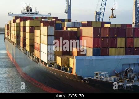 Contenitore di carico nave che trasporta container sotto la grande gru carico carico carico carico carico carico carico carico importazione ed esportazione concetto di trasporto servizio Foto Stock