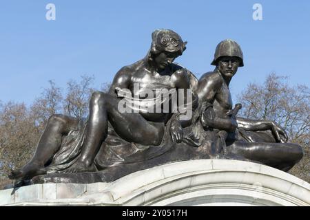 Statua sulla Queen Victoria Memorial fuori Buckingham Palace a Londra Foto Stock