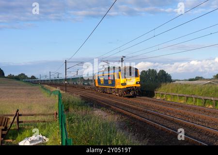 12/06/2024 Forton ( a sud di Lancaster) 92043 Andy Withers 50 anni di servizio 1S26 2350 Londra Euston per Glasgow Central ed Edimburgo. A 127 km circa Foto Stock