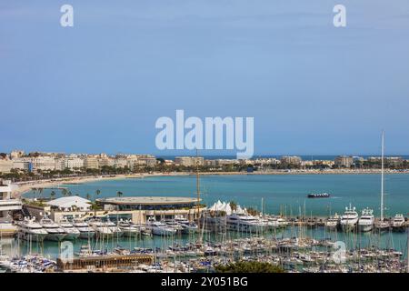 Cannes skyline della città in Francia, vista al di sopra porta sulla Riviera Francese a mare mediterraneo Foto Stock