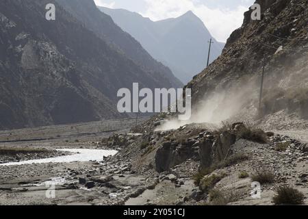 Regione dell'Annapurna, Nepal, 3 novembre 2014: Un autobus che guida su una strada polverosa sul famoso circuito dell'Annapurna, Asia Foto Stock