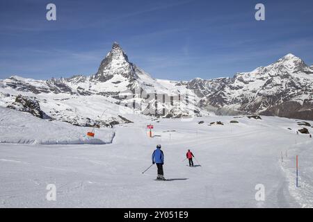 Zermatt, Svizzera, 12 aprile 2017: Gente sciata di fronte al famoso Cervino, Europa Foto Stock