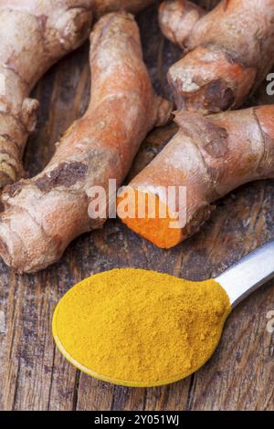 Macina la curcuma su un cucchiaio Foto Stock