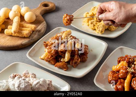 Pollo agrodolce, formaggio, speziato, miele, burro, bastoncini di patate dolci fritti in profondità, bastoncino di formaggio, palla di formaggio Foto Stock