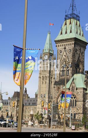 Ottawa, Canada, 8 agosto 2008: Dettaglio del Center and East Blocks of Parliament of Canada su Parliament Hill da Metcafe Street. Alcune macchine e così via Foto Stock