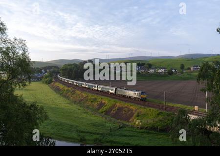 Il treno a letto Caledonian Lowland di Londra - Glasgow e Edimburgo sulla linea principale della costa occidentale in Scozia che attraversa il fiume Clyde a Crawford Foto Stock