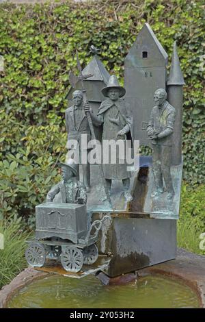 Fontana dello storico con figure sulla storia della città, quattro, sculture, bronzo, suonatore di organo a botte, guardiano notturno, lancia, fontana, Zell am Harme Foto Stock
