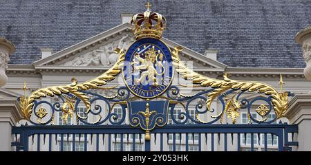 Stemma con il motto olandese Je Maintiendrai, sopra l'ingresso del Palazzo reale Noordeinde, sede ufficiale della monarchia olandese, l'Aia, Foto Stock