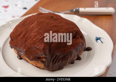 Croissant alla crema di cioccolato, croissant, panna montata, pane, pasticcini, mirtillo, bagel, acero di noci Foto Stock