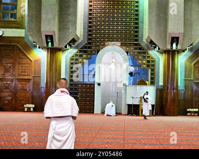 Mecca, Arabia Saudita, 12 giugno 2024: L'interno di Masjid al-Taneem, moschea di Aisha, a circa 8 chilometri da Kaaba, è un confine del Ḥaram, lì Foto Stock