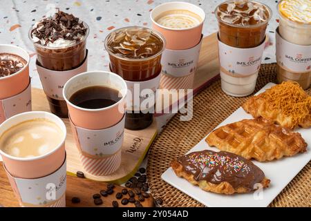 Caffè, caffè, americano, freddo, caramello, macchiato, latte, cioccolato, acero, croiffle, croissant, waffle, Nutella, formaggio Foto Stock