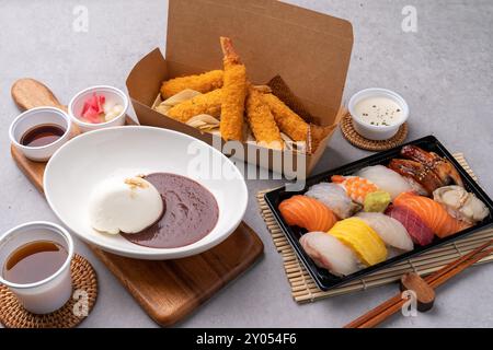 Pesce crudo, salmone, mochi-ridofu, sushi, sushi assortiti, zampe di granchio fritte, cibo fritto, giapponese Foto Stock