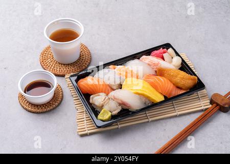 Pesce crudo, salmone, mochi-ridofu, sushi, sushi assortiti, zampe di granchio fritte, cibo fritto, giapponese Foto Stock