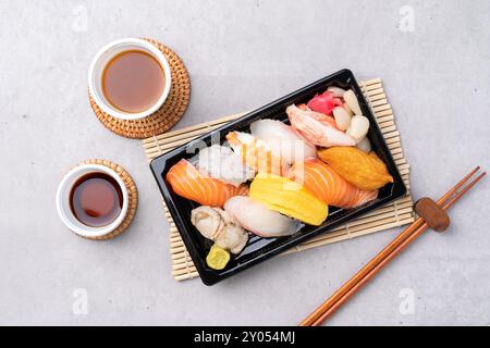 Pesce crudo, salmone, mochi-ridofu, sushi, sushi assortiti, zampe di granchio fritte, cibo fritto, giapponese Foto Stock