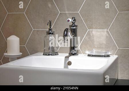 Bagno interno in stile retrò con lavandino Foto Stock