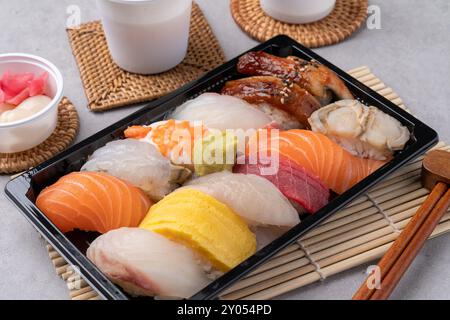 Pesce crudo, salmone, mochi-ridofu, sushi, sushi assortiti, zampe di granchio fritte, cibo fritto, giapponese Foto Stock