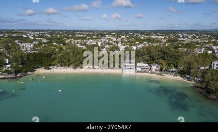 Vista dall'alto della laguna e della spiaggia di sabbia pubblica, con il villaggio di Pereybere, Mauritius sullo sfondo Foto Stock