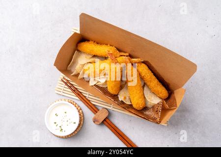 Pesce crudo, salmone, mochi-ridofu, sushi, sushi assortiti, zampe di granchio fritte, cibo fritto, giapponese Foto Stock