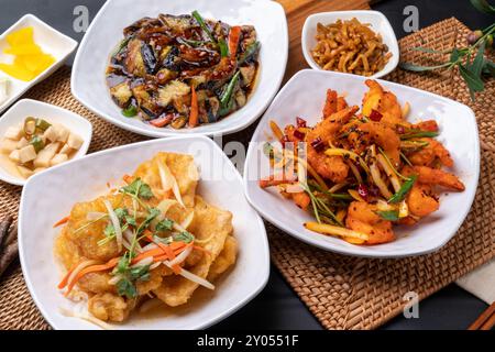 Melanzane fritte in padella, cucina cinese, Guobaorou, Honam, gamberi, frittura, contorno, jachai, ravanelli sottaceto, cipolla, pepe Foto Stock