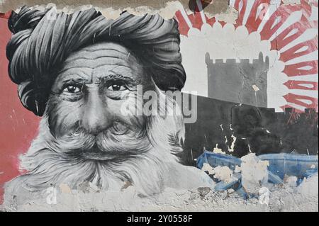 Essaouira, Marocco - 26 ottobre 2023: Graffiti di un portatore di turbanti barbuti dall'aspetto amichevole Foto Stock