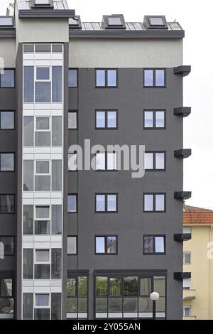 Il nuovo edificio di condomini con esterni di colore grigio Foto Stock