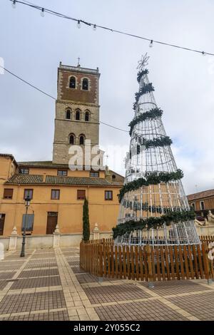 Chiesa parrocchiale di San Miguel a Villalon de Campos decorata con un albero di Natale. Valladolid Foto Stock