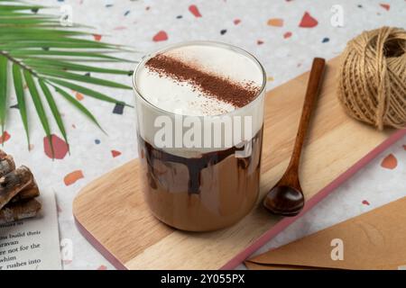 Caffè, fragole, latte, frutta, acido, panna, vaniglia, moka, croiffle, croissant, waffle, mela, limone, affettati, levina, biscotti, matcha, terrina, torta Foto Stock