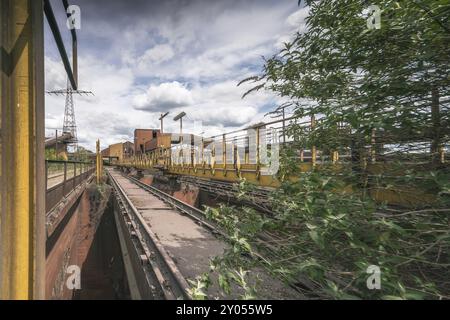 Impianto industriale con rotaie sovradimensionate e ponti metallici arrugginiti sotto un cielo nuvoloso, acciaierie HF4, Lost Place, Dampremy, Charleroi, provincia di Hainaut Foto Stock