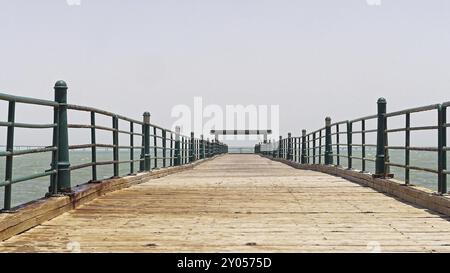 Vuoto lungo il molo di legno in Kuwait Foto Stock