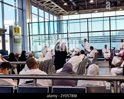 Cairo, Egitto, 3 giugno 2024: Il predicatore islamico Imam esegue Khutbah (sermone) per i pellegrini con abbigliamento Ihram all'aeroporto internazionale del Cairo prima della partenza Foto Stock