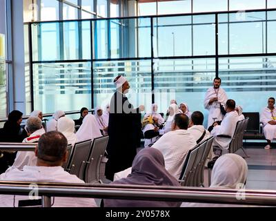 Cairo, Egitto, 3 giugno 2024: Il predicatore islamico Imam esegue Khutbah (sermone) per i pellegrini con abbigliamento Ihram all'aeroporto internazionale del Cairo prima della partenza Foto Stock