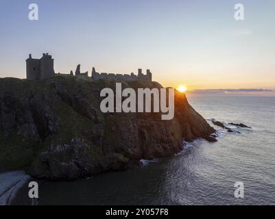 Castello di Dunnottar, rovine del castello all'alba sulle scogliere, colpo di droni, Stonehaven, Aberdeenshire, Scozia, gran Bretagna Foto Stock