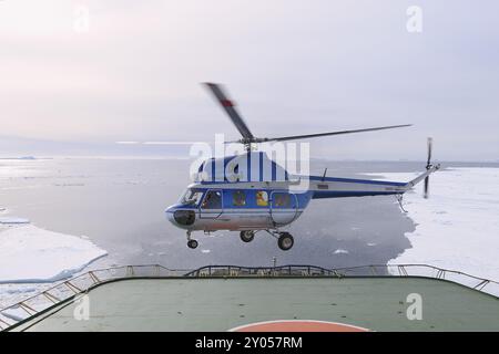 Decollo in elicottero sul ponte dell'Icebreaker Kapitan Khlebnikov, l'isola di Snow Hill, il mare di Weddel, la penisola antartica, l'Antartide Foto Stock