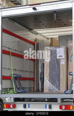 Spedizione di mobili imballati in camion di consegna Foto Stock