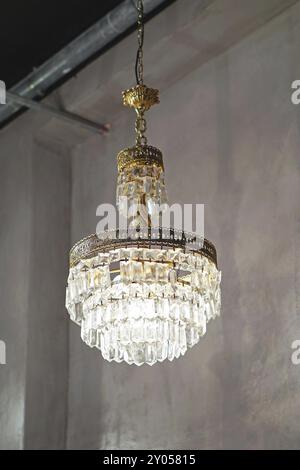 Vecchio lampadario di cristallo pendenti dal soffitto Foto Stock