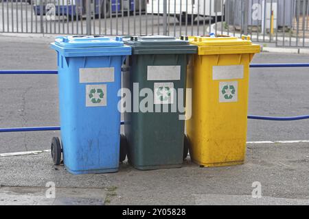 Tre di riciclaggio di plastica e contenitori di smistamento Foto Stock