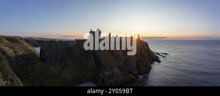 Castello di Dunnottar, rovine del castello all'alba sulle scogliere, colpo di droni, Stonehaven, Aberdeenshire, Scozia, gran Bretagna Foto Stock