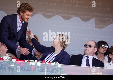 La Principessa Charlene di Monaco felicemente sorpresa dall'arrivo di Pierre Casiraghi, sulla destra del Principe Alberto II, nella scatola del Principe al Monte-Carl Foto Stock