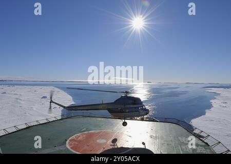 Atterraggio in elicottero sulla rompighiaccio, Snow Hill Island, Penisola Antartica, Antartide Foto Stock