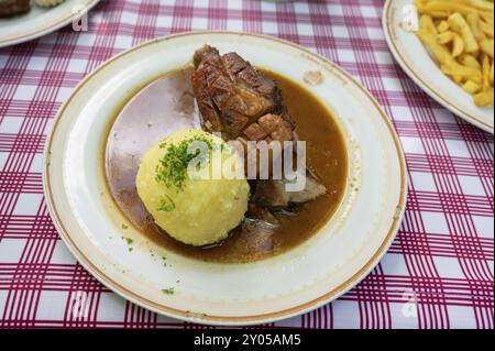 Schaeuferle fresco con gnocchi serviti in un ristorante con giardino, Franconia, Baviera, Germania, Europa Foto Stock