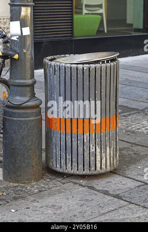 Cucciolata bidone dei rifiuti in strada per uso pubblico Foto Stock
