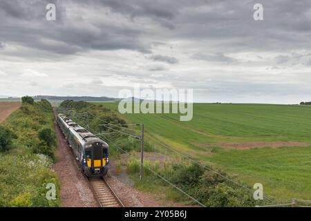 Treno elettrico a più unità ScotRail Siemens classe 385 sulla diramazione elettrificata a binario singolo di North Berwick a East Lothian, Scozia, Regno Unito Foto Stock